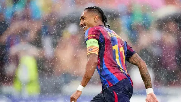 Aksi Raphinha setelah cetak gol untuk Barcelona menghadapi Feyenoord di Liga Champions 2026/2027. (Sumber: web/tntsports.co.uk)