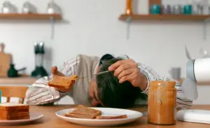 Ilustrasi, Pusing setelah mengkonsumsi makanan (Sumber : Freepik/@magnific)