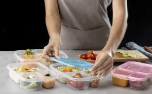 Ilustrasi cara menyimpan makanan (Sumber : Freepik/@magnific)