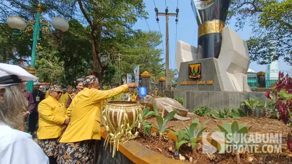 Bupati Sukabumi Asep Japar menyiramkan air dari empat penjuru Kabupaten Sukabumi ke patung penyu di Tugu Swasti Saba Alun-alun Palabuhanratu dalam prosesi Sekar Budaya HJKS ke-156. (Sumber Foto: SU/Ilyas)