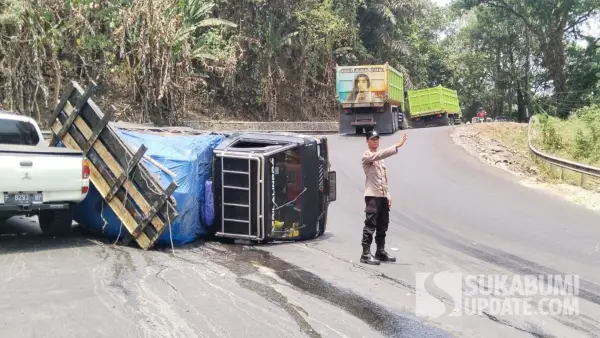 Mobil Mitsubishi L300 tak kuat menanjak di Tanjakan Baeud Warungkiara Sukabumi hingga terguling dan menabrak mobil lain, Kamis (10/9/2026). (Sumber Foto: Dok. Polsek Warungkiara)