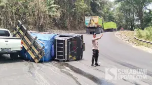 Mobil Mitsubishi L300 tak kuat menanjak di Tanjakan Baeud Warungkiara Sukabumi hingga terguling dan menabrak mobil lain, Kamis (10/9/2026). (Sumber Foto: Dok. Polsek Warungkiara)