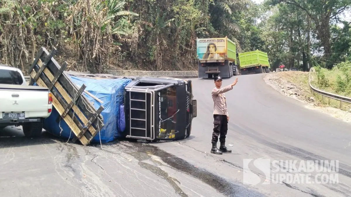Gagal Nanjak di Tanjakan Baeud Warungkiara, Mobil L300 Terguling Lalu Tabrak Strada