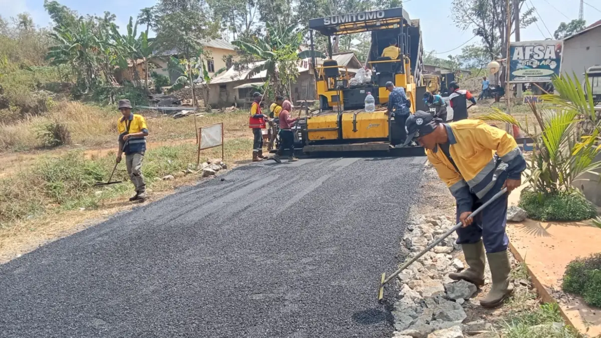 Tingkatkan Akses Warga, Dinas PU Sukabumi Aspal Hotmix Jalan Cigadog-Cimangir Sagaranten