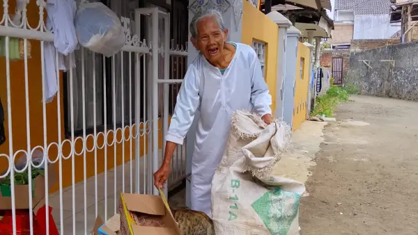 Een Suhaenah 67 tahun lansia pencari barang bekas warga Kota Sukabumi masuk desil 7 (Sumber: sukabumiupdate)