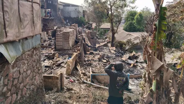 Hendra (56) berdiri memandangi rumahnya yang ludes dilalap api di Kampung Cigaru, Desa Kertajaya, Simpenan Sukabumi. (Sumber Foto: Istimewa)
