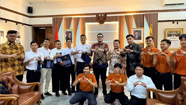 Wakil Wali Kota Sukabumi Bobby bersama 9 Pekerja Migran Indonesia (PMI) asal Kota Sukabumi bersama, di Balai Kota Sukabumi, Kamis (10/9/2026).