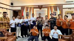 Wakil Wali Kota Sukabumi Bobby bersama 9 Pekerja Migran Indonesia (PMI) asal Kota Sukabumi bersama, di Balai Kota Sukabumi, Kamis (10/9/2026).