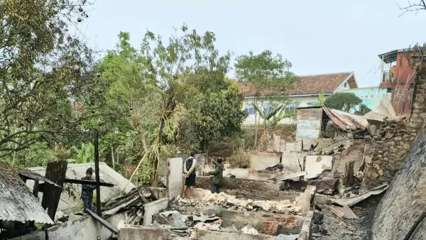 9 rumah terdampak kebakaran di Desa Kertajaya Simpenan Kabupaten Sukabumi (Sumber: dok warga)
