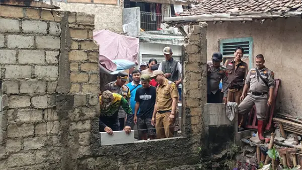 Semangat gotong royong warga dan berbagai pihak dalam memperbaiki rumah korban kebakaran di Kampung Bojong Kuring, Kelurahan Cibadak, lewat program KOPI MASAL. (Sumber : Istimewa.)