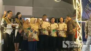 Bupati Sukabumi Asep Japar menggunting pita sebagai tanda resmi dibukanya Sukabumi Expo 2026 di Lapangan Cangehgar, Palabuhanratu, Kamis (10/9/2026) malam. (Sumber Foto: SU/Ilyas)