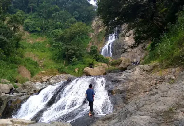 Curug Walet, salah satu air terjun yang masih jarang diketahui di Bandung Barat. (Sumber : Gmaps)