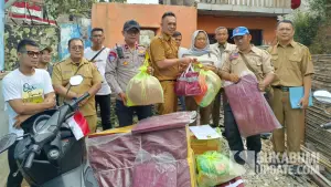 Bantuan kebutuhan dasar dari Dinsos Kabupaten Sukabumi serta pelayanan administrasi kependudukan dari Disdukcapil diberikan kepada warga korban kebakaran di Kampung Bojongkuring, Kelurahan Cibadak. (Sumber Foto: SU/Ibnu)