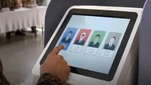 Ilustrasi pelaksanaan Pilkades Digital atau sistem e-voting. (Sumber Foto: AI)
