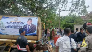 Pembagian air bersih untuk warga Kampung Kurnia Desa Sukamaju Kecamatan Cikakak, Kabupaten Sukabumi | Foto : Sukabumiupdate