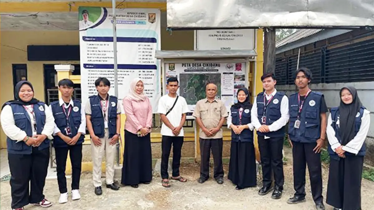 Mahasiswa KKN Nusa Putra Kelompok 5B Pasang Plang Batas RW dan Peta Desa Cikidang