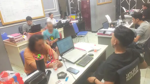 Dua terduga maling domba di Kalapanunggal, Kabupaten Sukabumi yang tengah di periksa pihak Polres Sukabumi. (Sumber : Istimewa.)