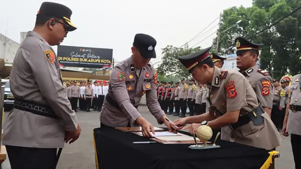 Serah terima jabatan (sertijab) Wakapolres, Kasat, dan sejumlah Kapolsek digelar di halaman Mapolres Sukabumi Kota, Sabtu (12/9/2026). (Sumber : Istimewa.).
