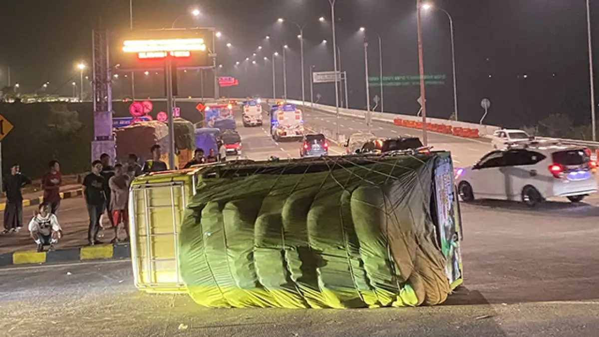 Truk Muat Sayur Terguling di Exit Tol Bocimi Parungkuda Sukabumi, Sopir dan Kernet Selamat