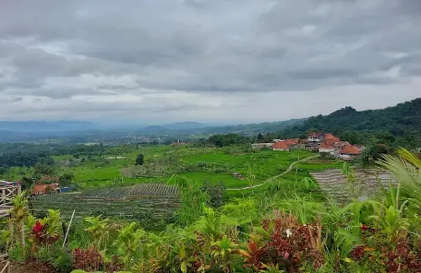 Bukit Menir Panenjoan salah satu tempat untuk menikmati libur akhir pekan di Bogor. (Sumber : Gmaps)