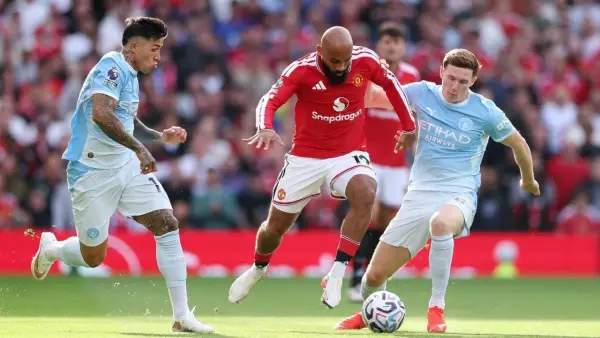Aksi Bryan Mbuemo saat membela Manchester United vs Manchester City (Sumber: web/manutd.com)