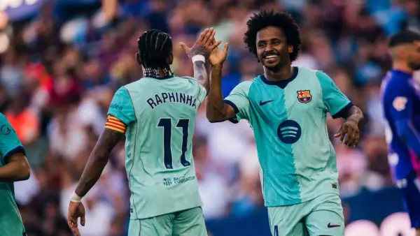 Aksi Raphinha dan Karem Adeyemi setelah membawa Barcelona unggul atas Levante. (Sumber: web/fcbarcelona.com)