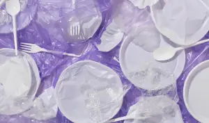 Ilustrasi Sumber mikroplastik yang sering terkonsumsi (Sumber : Freepik/@magnific)