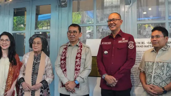 Wali Kota Sukabumi Ayep Zaki bersama Menteri Kebudayaan Fadli Zon dan keluarga Mohammad Hatta dan Sutan Sjahrir. (Sumber Foto: Dokpim Pemkot Sukabumi)