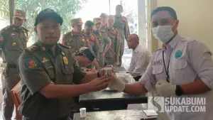 Satpol PP Kabupaten Sukabumi dan BNNK menggelar tes urine terhadap 76 personel. (Sumber Foto: SU/Ilyas)