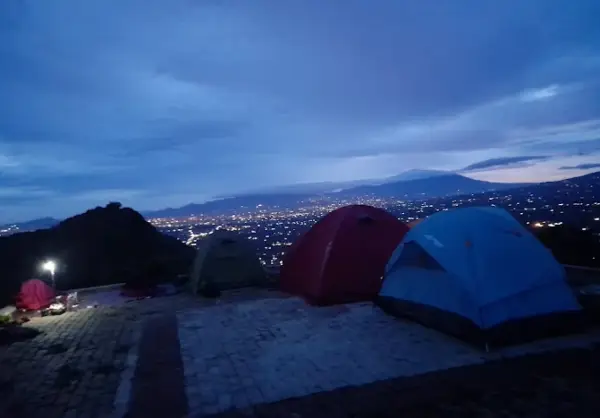 Bukit Campala Panenjoan yang ada di Bogor, salah satu destinasi hiking dan camping untuk menikmati libur akhir pekan. (Sumber : Gmaps)