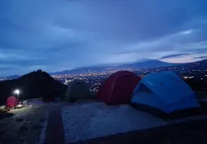 Bukit Campala Panenjoan yang ada di Bogor, salah satu destinasi hiking dan camping untuk menikmati libur akhir pekan. (Sumber : Gmaps)