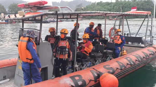 Basarnas menerjunkan dua unit Rigid Inflatable Boat (RIB) untuk memperkuat operasi pencarian delapan penumpang speed boat yang dilaporkan hilang kontak di perairan Selat Sunda, Pandeglang, Banten. (Sumber Foto: Basarnas)