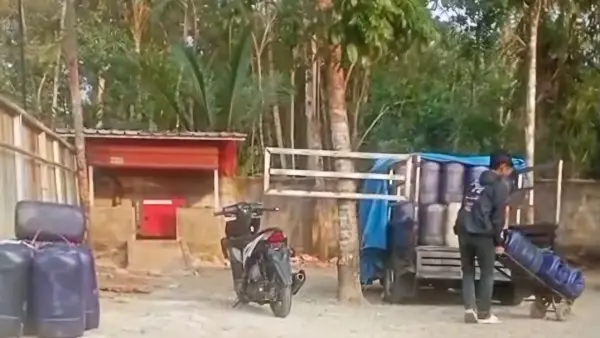 Mobil bak terbuka yang disebut warga berada di halaman belakang SPBU Pasiripis Sukabumi dan diduga sedang memuat jeriken berisi Pertalite. (Sumber Foto: Dok. Warga)