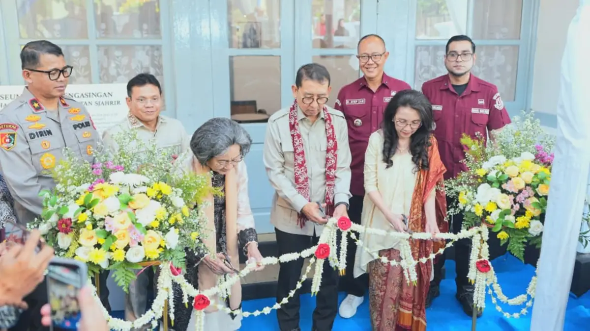 Fadli Zon saat meresmikan Museum Rumah Pengasingan Hatta-Sjahrir. | Foto: Dok. Kementerian Kebudayaan.