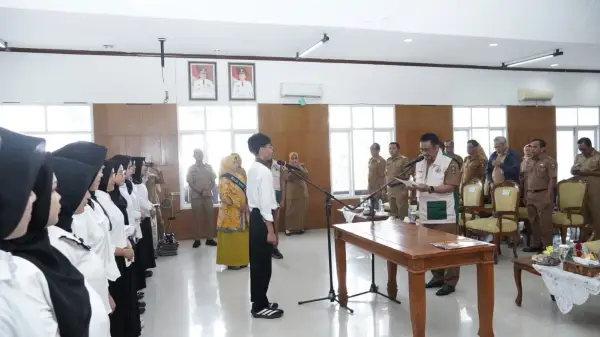 Bupati Sukabumi Asep Japar saat melantik pengurus Forum Anak Daerah Sukabumi periode 2026-2028. (Sumber: Diskominfosan Kab. Sukabumi)