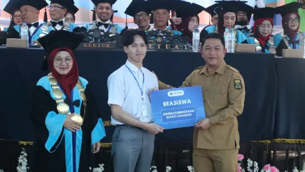 Wabup Sukabumi Andreas mewakili Bupati Asep Japar saat menyerahkan secara simbolis Beasiswa Generasi Mencrang di momen MASTAKA UMMI 2026. (Sumber: Diskominfosan Kab. Sukabumi)