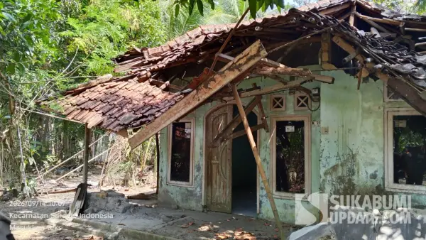 Rumah milik Masriah (60), warga Kampung Warudoyong, Desa Sukatani, Kecamatan Surade, Kabupaten Sukabumi, ambruk pada Minggu (13/9/2026). (Sumber Foto: Istimewa)