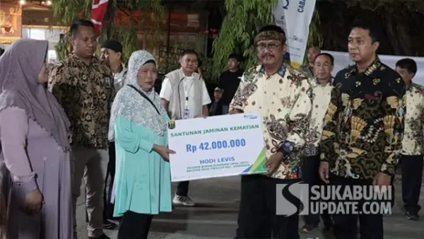Penyerahan santunan BPJS Ketenagakerjaan oleh Bupati Sukabumi, Asep Japar. (Sumber : SU/Asep Awaludin).