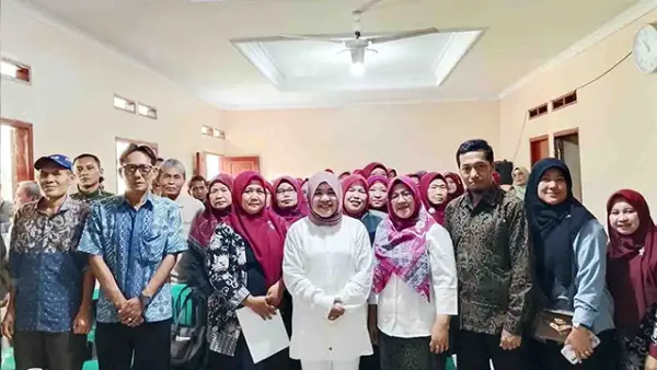 Anggota DPRD Provinsi Jabar, Lina Ruslinawati saat melaksanakan pengawasan di Desa Langensari, Kecamatan Parungkuda, Kabupaten Sukabumi. Minggu (13/9/2026). (Sumber : Istimewa.)