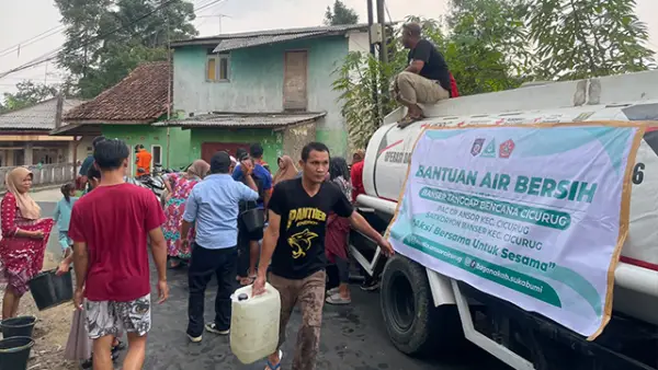 Petugas saat menyalurkan bantuan air bersih kepada warga terdampak kekeringan di Kecamatan Cicurug, Kabupaten Sukabumi, Senin (14/9/2026). (Sumber : Istimewa.)