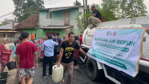 Petugas saat menyalurkan bantuan air bersih kepada warga terdampak kekeringan di Kecamatan Cicurug, Kabupaten Sukabumi, Senin (14/9/2026). (Sumber : Istimewa.)