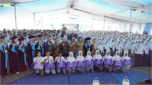 Civitas Academica UMMI berfoto bersama ribuan mahasiswa baru dan tamu undangan pasca kegiatan MASTAKA 2026. (Sumber Foto: Dok. UMMI)