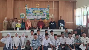UPTD Dukcapil Wilayah Surade bersama pelajar SMAN 1 Ciracap, Kabupaten Sukabumi saat kegiatan perekaman KTP-el. (Sumber : disdukcapil).