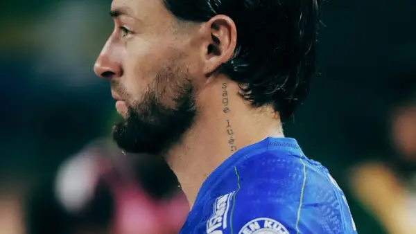 Marc Klok saat memimpin Persib mengahdapi PSM di Super League 2026/2027. (Sumber: Instagram/@marcklok)