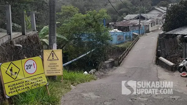 Jembatan Kompa pada ruas jalan Kompa-Cipangulaan, Desa Kompa, Kecamatan Parungkuda, Kabupaten Sukabumi. (Sumber : SU/Ibnu Sanubari)