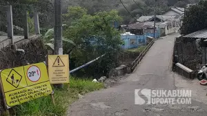 Jembatan Kompa pada ruas jalan Kompa-Cipangulaan, Desa Kompa, Kecamatan Parungkuda, Kabupaten Sukabumi. (Sumber : SU/Ibnu Sanubari)