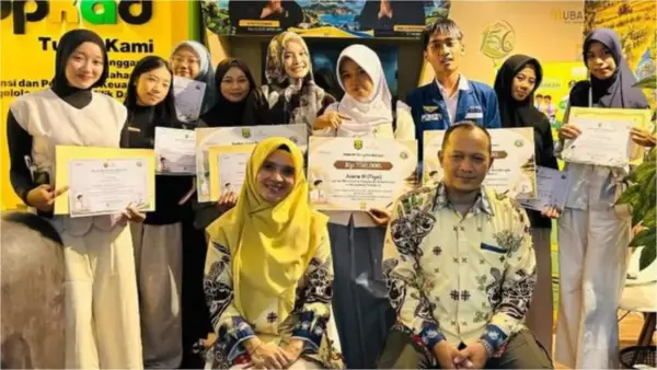 Sekretaris Bapperida Kabupaten Sukabumi, Redi Trisna Sanjaya berfoto bersama pemenang Kompetisi esai di HJKS 2026. (Sumber Foto: Istimewa)