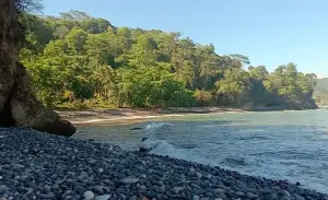 Pantai Legon Waru salah satu destinasi wisata di pesisir Sukabumi yang cocok untuk memancing dan berkemah. (Sumber : Gmaps)