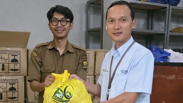 Penyerahan bantuan sembako tersebut menjadi bagian dari rangkaian kegiatan “Ngalongok Dulur di Lembur Dalam Rangka HJKS ke-156” (Sumber: dok PLN IP UBP Jabar 2)