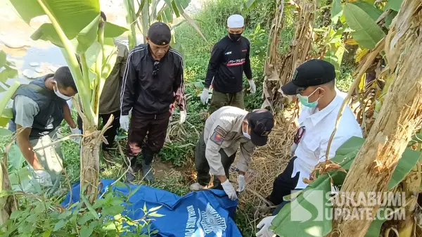 Petugas gabungan saat mengevakuasi jasad perempuan tanpa identitas berdaster biru di pinggir Sungai Cibareno Cisolok Sukabumi, Rabu (16/9/2026). (Sumber Foto: Istimewa)